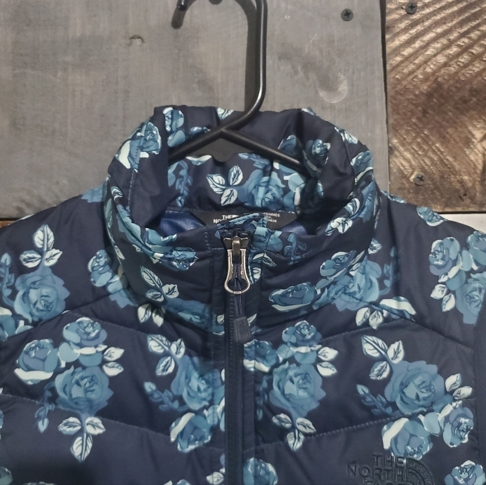 The North Face Flare Down Navy Blue Floral Flower Coupe Slim Fit Goose Vest XS - Picture 9 of 16